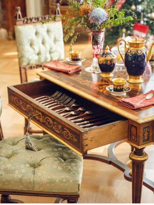 独角鹿西洋古董 19世纪法国出品路易十六风格铜鎏金精雕装饰繁花奖杯纹细木镶嵌中央桌 商品图4