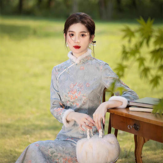 冬款银珠缎复合超柔加绒加厚毛领旗袍，浅蓝色修身显瘦旗袍SJT719 商品图2