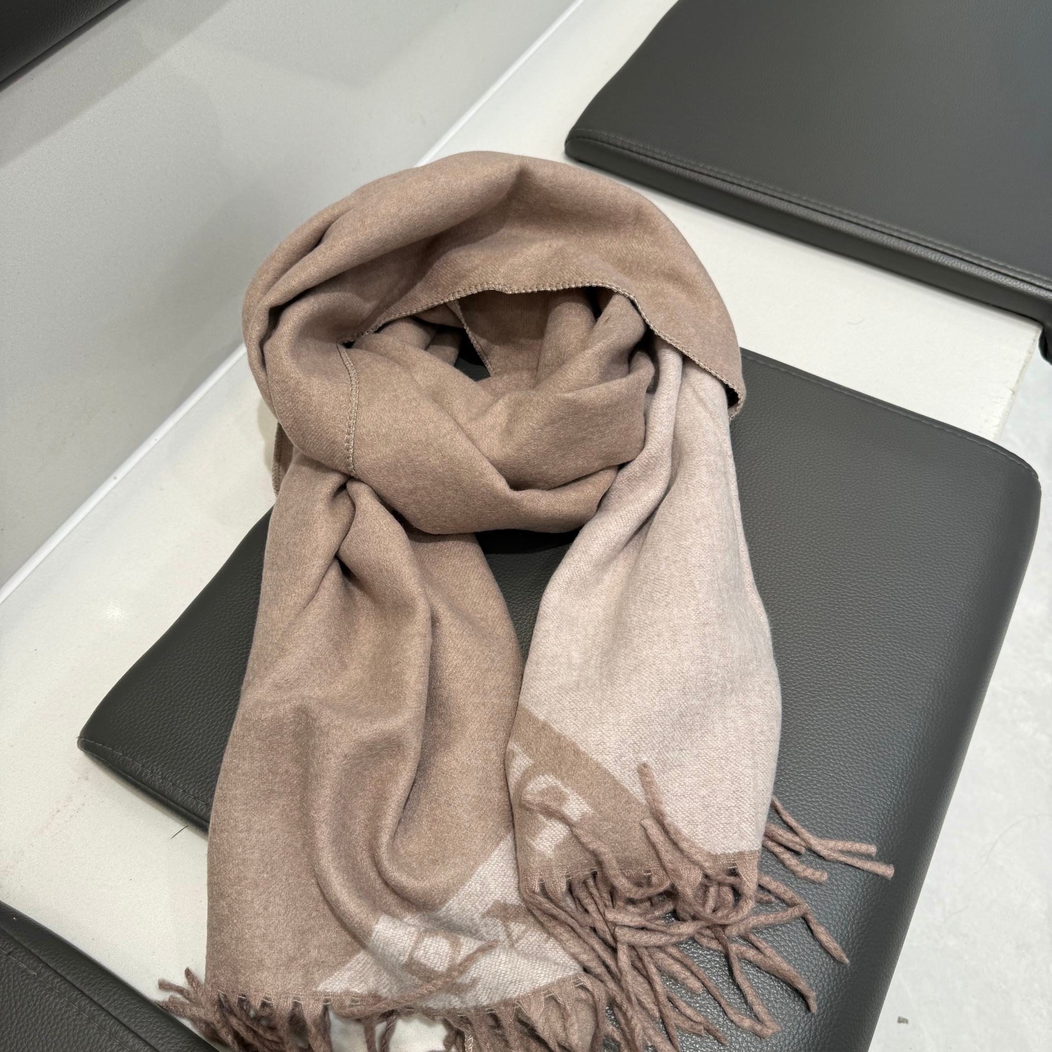 G602 PR@DA经典图案搭配LOGO情侣款围巾