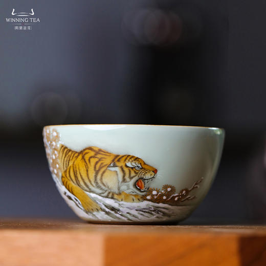 问鼎鼎峰柴窑天青观月杯（雪松卧虎） 商品图0