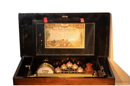 独角鹿西洋古董 19世纪瑞士出品古典花叶主题细木镶嵌外箱配铃铛响鼓滚轴式音乐盒 商品图2