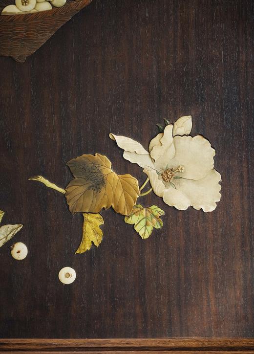 【已售】独角鹿西洋古董 19世纪末日本明治时期出品篮果飞蝶主题芝山象嵌饰板 商品图3