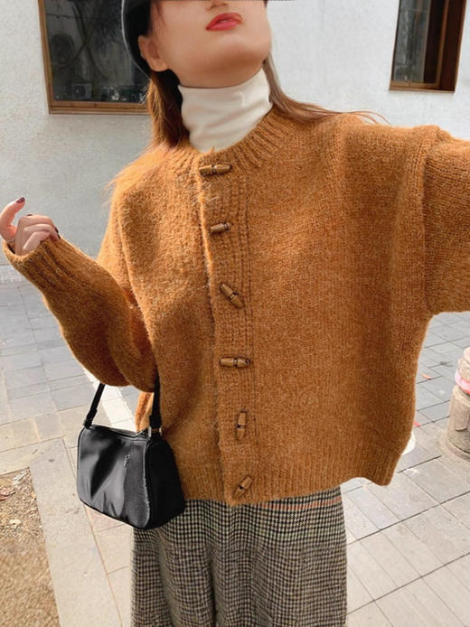 【YW】无忧购针织木扣开衫外套女宽松慵懒高级感上衣复古毛衣23286（截单后3-5天发货） 商品图2