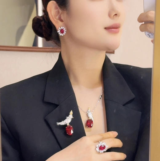 GAONAS  传奇皇冠鸟 经典贵气红色胸针11392ZR 商品图3