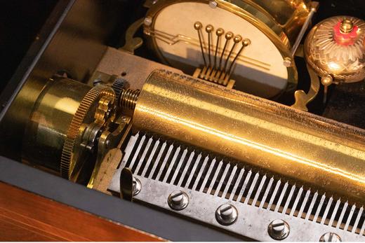 独角鹿西洋古董 19世纪瑞士出品古典花叶主题细木镶嵌外箱配铃铛响鼓滚轴式音乐盒 商品图4