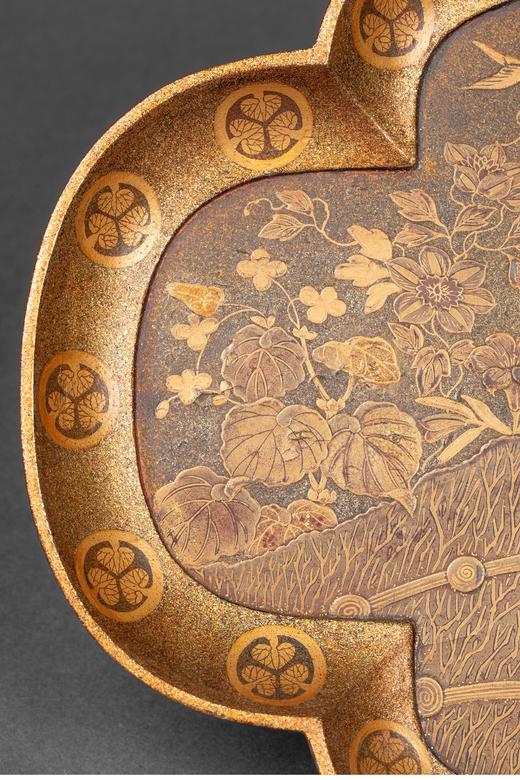 独角鹿西洋古董 19世纪末日本明治时期梶川政春签名出品雄鸡飞鸟主题金漆梨地莳绘赏盘 商品图1