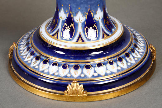 独角鹿西洋古董1884-1887年代法国御窑塞弗尔出品鸢尾与飞鸟主题手绘描金装饰Mycène款云朵蓝釉瓷瓶一对 商品图6