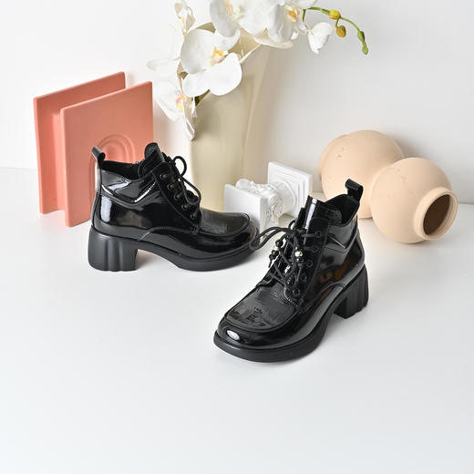 经典鲨2025冬专柜新品羊皮革圆头黑色加绒轻便中粗跟短靴女KW55-558051 商品图3