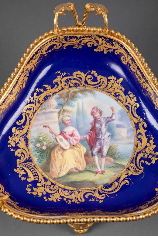 独角鹿西洋古董 19世纪法国出品洛可可风格铜鎏金精雕海豚三足底座镶嵌宫廷爱恋主题手绘描金蓝釉瓷盘 商品图1