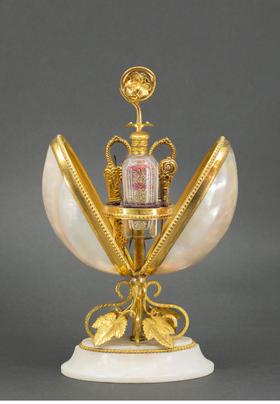 独角鹿西洋古董 19世纪法国出品雪花大理石底座铜鎏金精雕叶纹装饰蛋形母贝外壳缝纫套件