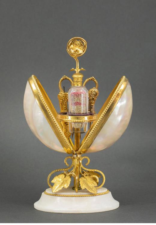 独角鹿西洋古董 19世纪法国出品雪花大理石底座铜鎏金精雕叶纹装饰蛋形母贝外壳缝纫套件 商品图0