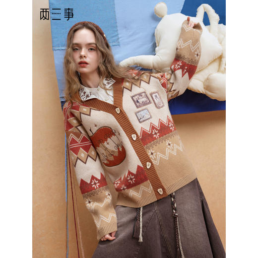 两三事 长岛假期 2025冬季新款复古贴布绣几何拼色毛衣开衫女宽松 商品图0