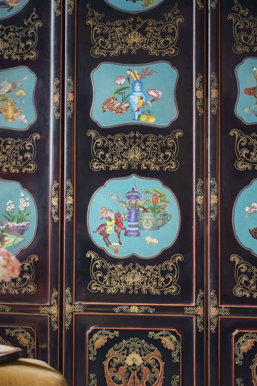 【已售】独角鹿西洋古董20世纪中国出品黑漆木装饰手绘描金嵌清供博古图主题掐丝珐琅六曲屏风 商品图3