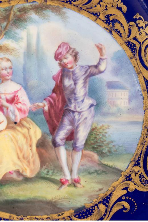 独角鹿西洋古董 19世纪法国出品洛可可风格铜鎏金精雕海豚三足底座镶嵌宫廷爱恋主题手绘描金蓝釉瓷盘 商品图5