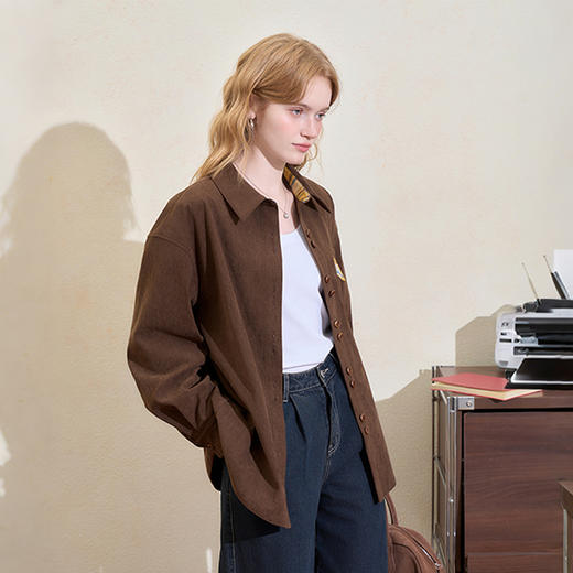 西遇复古灯芯绒衬衫女冬季新款格纹折角口袋设计宽松显瘦外套V3855312 商品图4