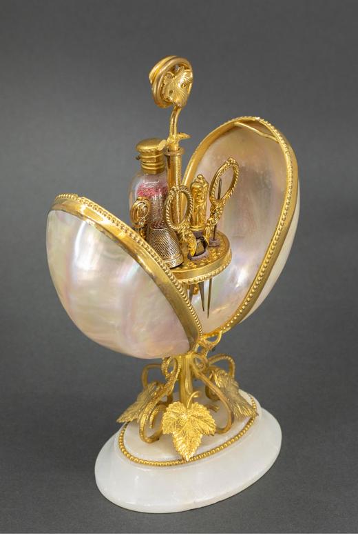 独角鹿西洋古董 19世纪法国出品雪花大理石底座铜鎏金精雕叶纹装饰蛋形母贝外壳缝纫套件 商品图2