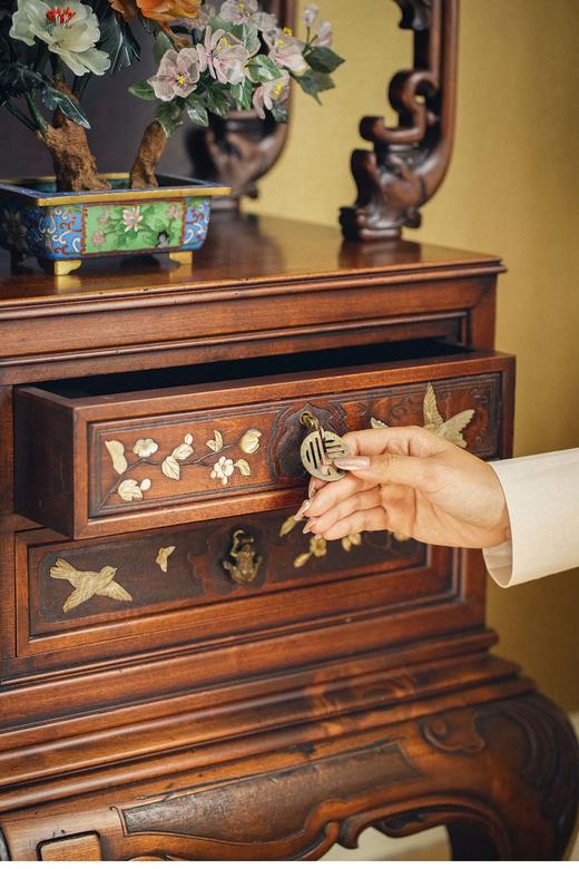 【已售】独角鹿西洋古董 19世纪法国出品东方风格花卉飞鸟主题铜鎏金装饰祥纹镂雕嵌母贝多宝阁式展柜 商品图3