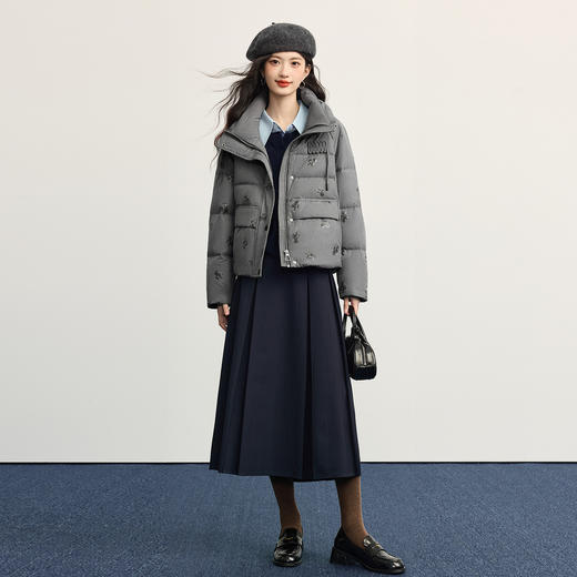 【10/29新品】熙世界灰色珠片绣短款羽绒服女冬2025新款千金风保暖立领鸭绒外套 商品图2