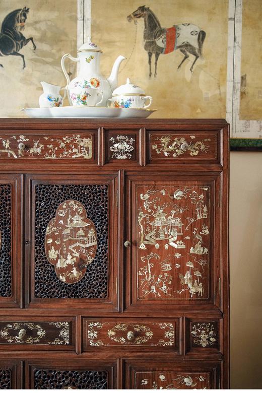 【已售】独角鹿西洋古董 19世纪末亚洲出品传统亭台人物主题螺钿镶嵌边柜 商品图4