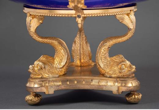 独角鹿西洋古董 19世纪法国出品洛可可风格铜鎏金精雕海豚三足底座镶嵌宫廷爱恋主题手绘描金蓝釉瓷盘 商品图6