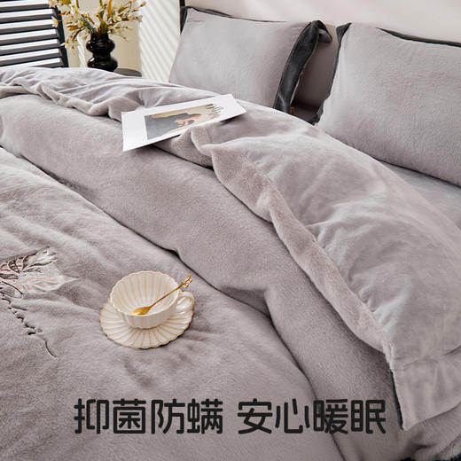 多喜爱 高克重锦绒保暖四件套 暖冬季节（灰/米）【450克暖绒】【平均升温7.8度】【抑菌防螨】【立体绣花】【双面绒感】 厚实温暖 柔软亲肤 商品图1