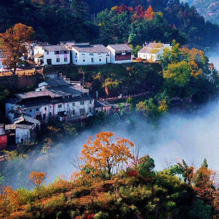 秋游齐云预售，齐云山生态文化旅游度假区祥富瑞酒店旅居￥599/单人3晚，2人起订！周末不加价，度假区官方酒店赏秋预售下单享100元/人预售立减！齐云小镇+索道口方便游玩！