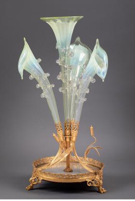 独角鹿西洋古董 19世纪末法国出品新艺术风格铜鎏金底座装饰马蹄莲造型绿色欧泊水晶花瓶/中央摆件