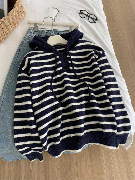 显白复古！2025藏青条纹连帽针织衫女简约韩版加厚秋冬叠穿保暖套头毛衣！ 商品图3