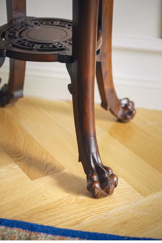 【已售】独角鹿西洋古董 19世纪末法国出品东方风格瑞兽吉花主题铜鎏金精雕装饰祥纹镂雕双层小圆几 商品图4