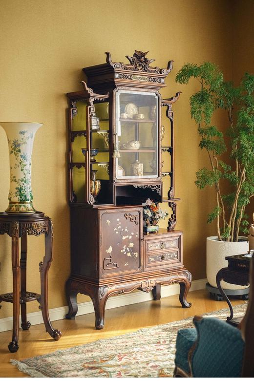 【已售】独角鹿西洋古董 19世纪法国出品东方风格花卉飞鸟主题铜鎏金装饰祥纹镂雕嵌母贝多宝阁式展柜 商品图0