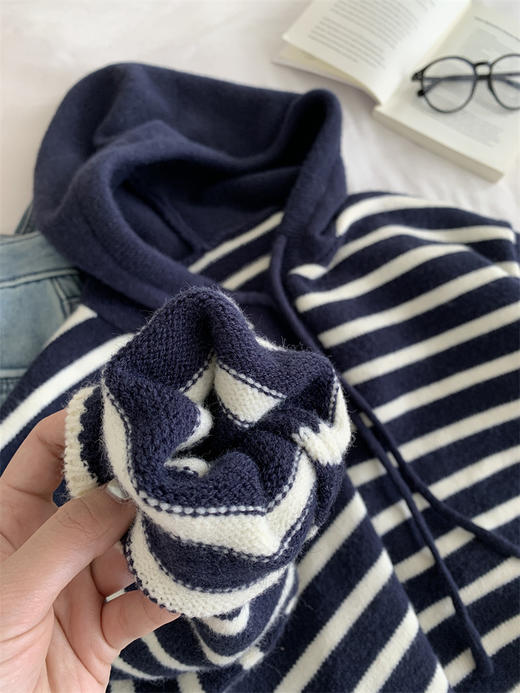 显白复古！2025藏青条纹连帽针织衫女简约韩版加厚秋冬叠穿保暖套头毛衣！ 商品图4