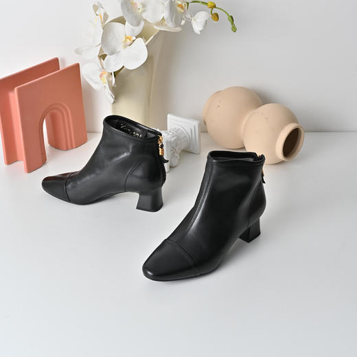 经典鲨2025冬专柜新品尖头羊皮革加绒加厚高粗跟气质短靴女KW117-558121 商品图1