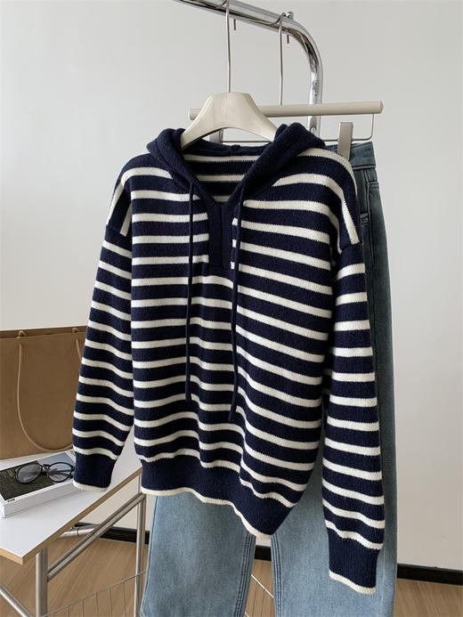 显白复古！2025藏青条纹连帽针织衫女简约韩版加厚秋冬叠穿保暖套头毛衣！ 商品图1