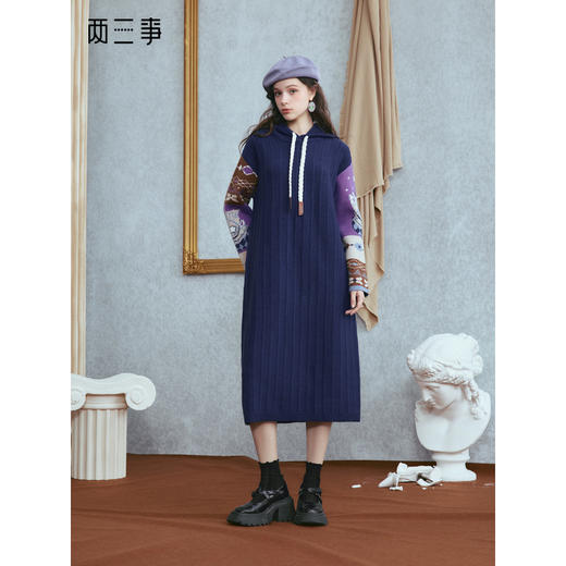 两三事 秋日复调 2025冬季新款复古拼色连帽针织裙宽松连衣裙 商品图0