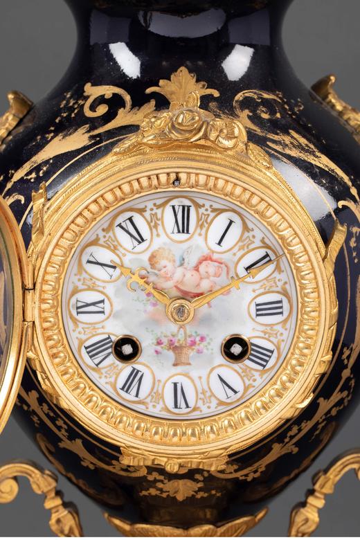 独角鹿西洋古董 1850-1870年代法国拿破仑三世时期出品铜鎏金精雕装饰田园恋歌主题手绘描金陶瓷座钟烛台三件套 商品图4