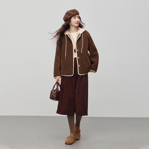 【年货节】熙世界仿羊羔绒短外套女宽松休闲2025秋冬新款撞色连帽毛绒绒上衣 商品图4