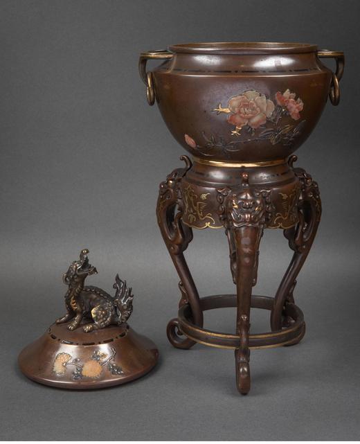 独角鹿西洋古董 1880年代日本明治时期出品莲花牡丹主题石雕装饰镀金银瑞龙顶盖及狮首四足底座赤铜香炉 商品图3