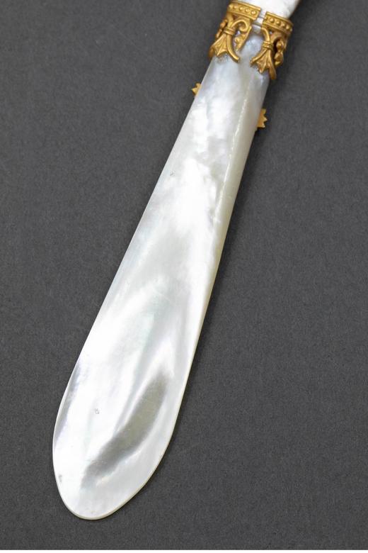 独角鹿西洋古董 19世纪法国出品人面繁花主题铜鎏金精雕装饰母贝翻书杖 商品图4