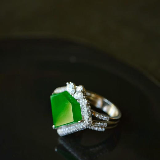 岁月拾遗 港工辣绿翡翠钻石戒指 商品图0