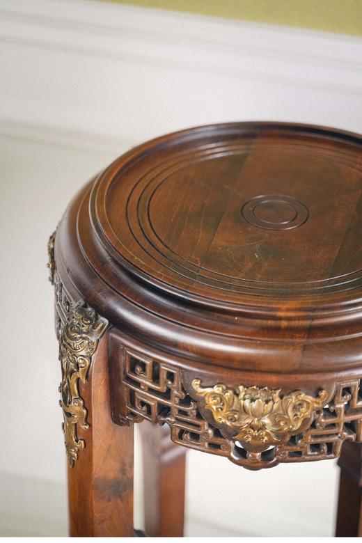 【已售】独角鹿西洋古董 19世纪末法国出品东方风格瑞兽吉花主题铜鎏金精雕装饰祥纹镂雕双层小圆几 商品图3