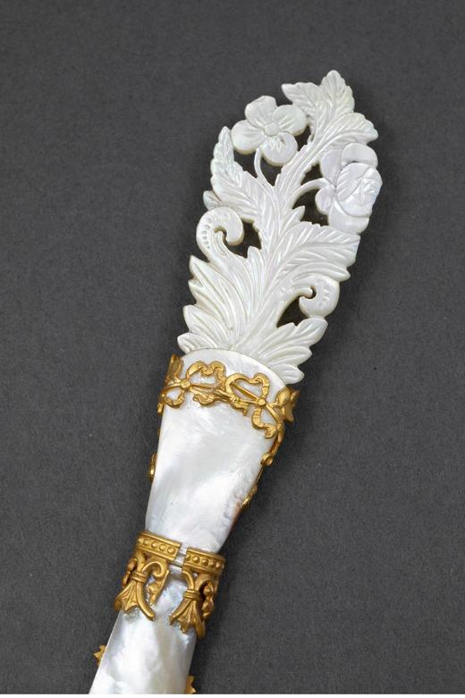 独角鹿西洋古董 19世纪法国出品人面繁花主题铜鎏金精雕装饰母贝翻书杖 商品图3