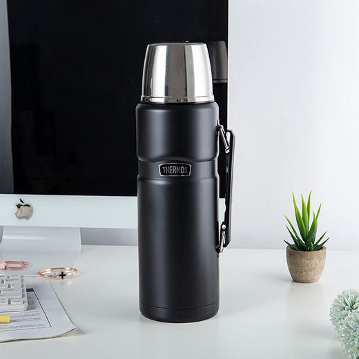 6926497332803 膳魔师THERMOS 2L不锈钢家用车载水壶户外便携旅行壶保温保冷壶SK-2020【哑光面】 商品图1