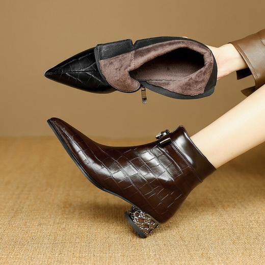 【预售5天】秋冬新款牛皮时尚格纹中粗跟靴子气质通勤时装靴女加绒尖头短靴DB&M6607 商品图2