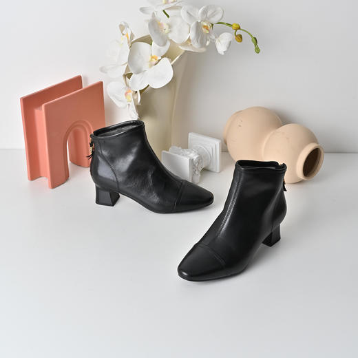 经典鲨2025冬专柜新品尖头羊皮革加绒加厚高粗跟气质短靴女KW117-558121 商品图2