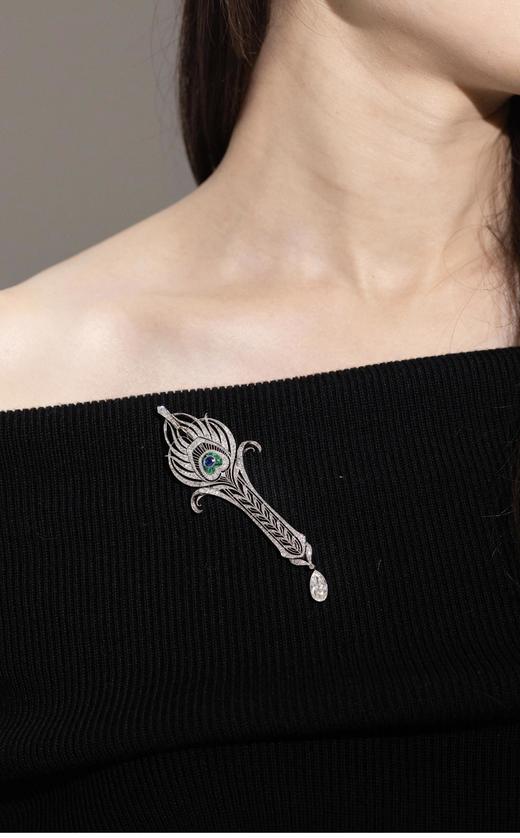 独角鹿西洋古董 1915年代法国出品装饰艺术风格孔雀羽毛造型铂金镶嵌祖母绿蓝宝石及钻石胸针 商品图1