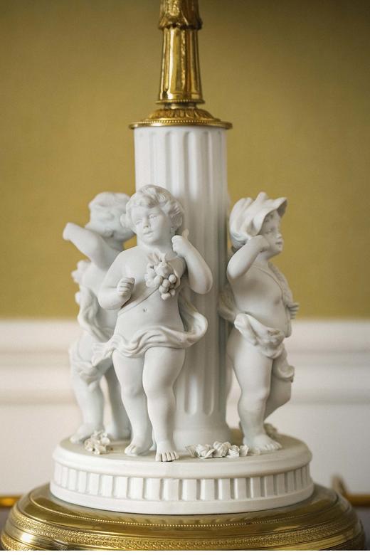 【已售】独角鹿西洋古董 20世纪法国出品铜鎏金镶嵌孩童主题素胎瓷人物雕塑底座装饰百褶灯罩台灯一对 商品图3