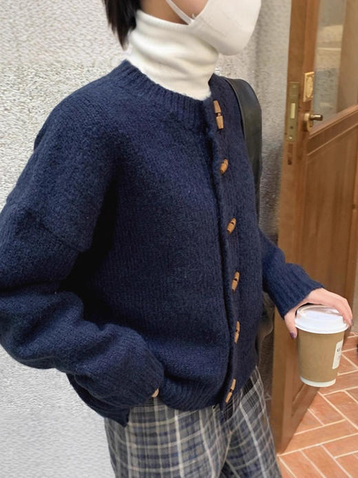 【YW】无忧购针织木扣开衫外套女宽松慵懒高级感上衣复古毛衣23286（截单后3-5天发货） 商品图4