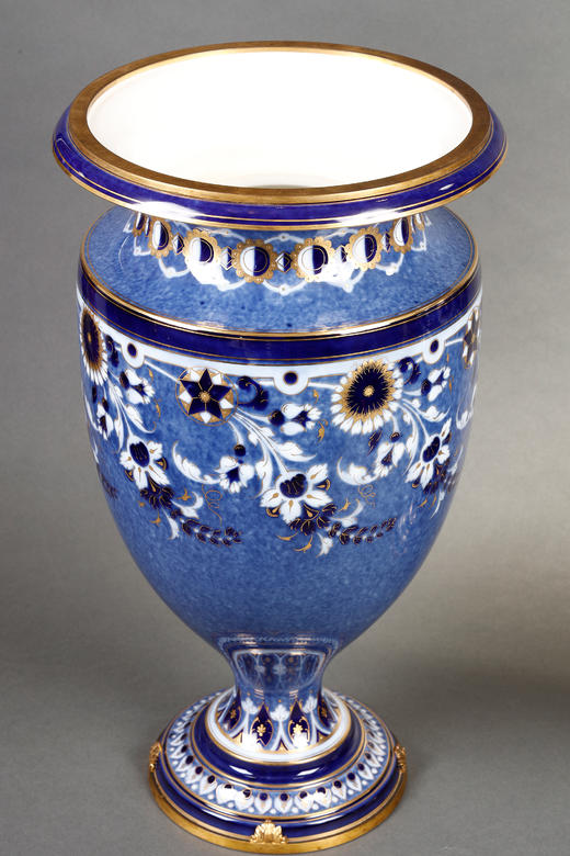 独角鹿西洋古董1884-1887年代法国御窑塞弗尔出品鸢尾与飞鸟主题手绘描金装饰Mycène款云朵蓝釉瓷瓶一对 商品图1