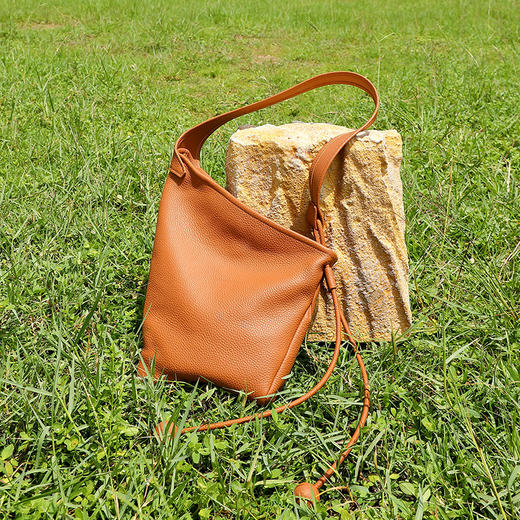 真皮慵懒饺子包小众不对称，设计极简打结牛角包单肩斜挎女包QSL-3078 商品图3