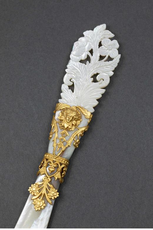 独角鹿西洋古董 19世纪法国出品人面繁花主题铜鎏金精雕装饰母贝翻书杖 商品图1